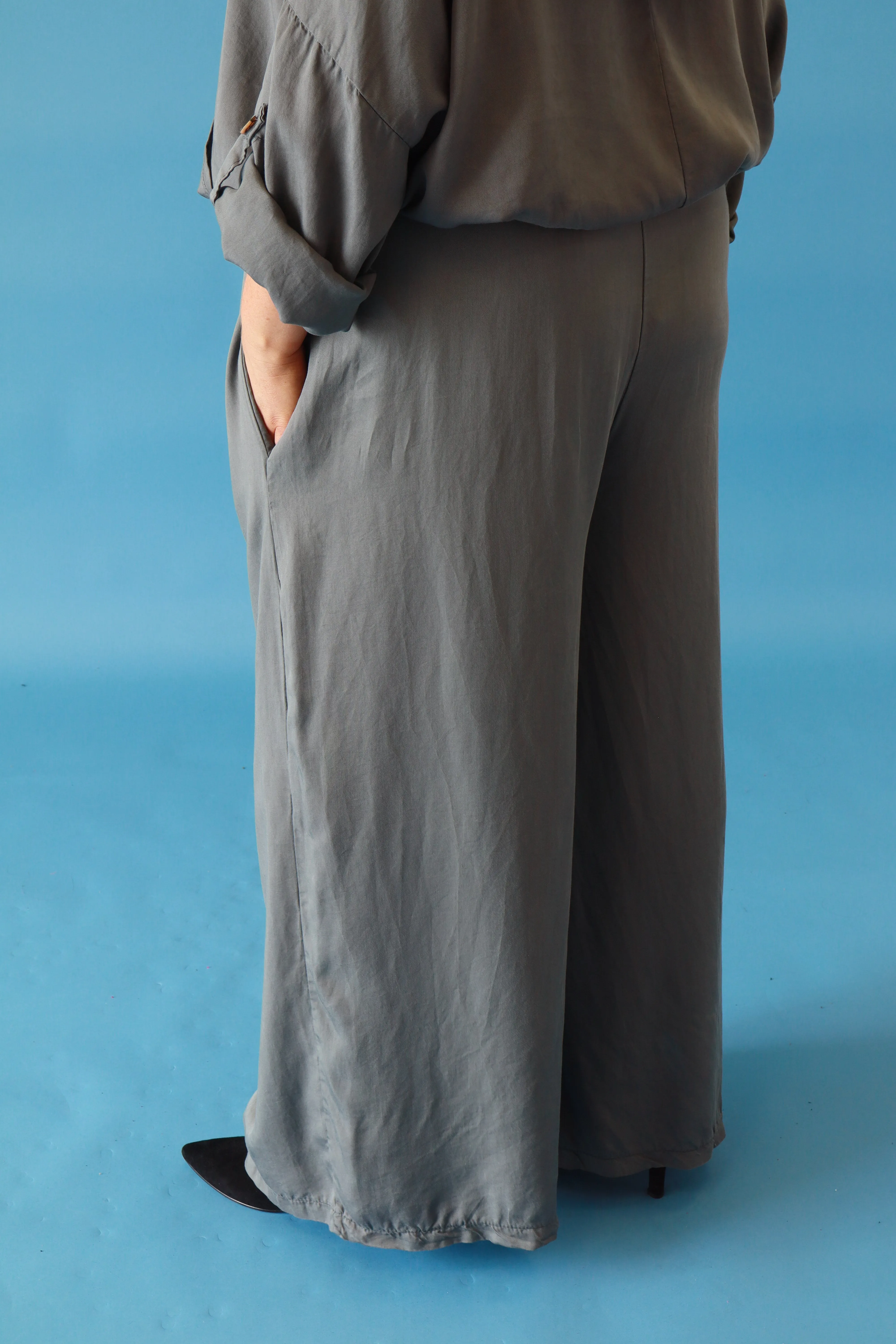 Andi Tencel Trousers in Grey